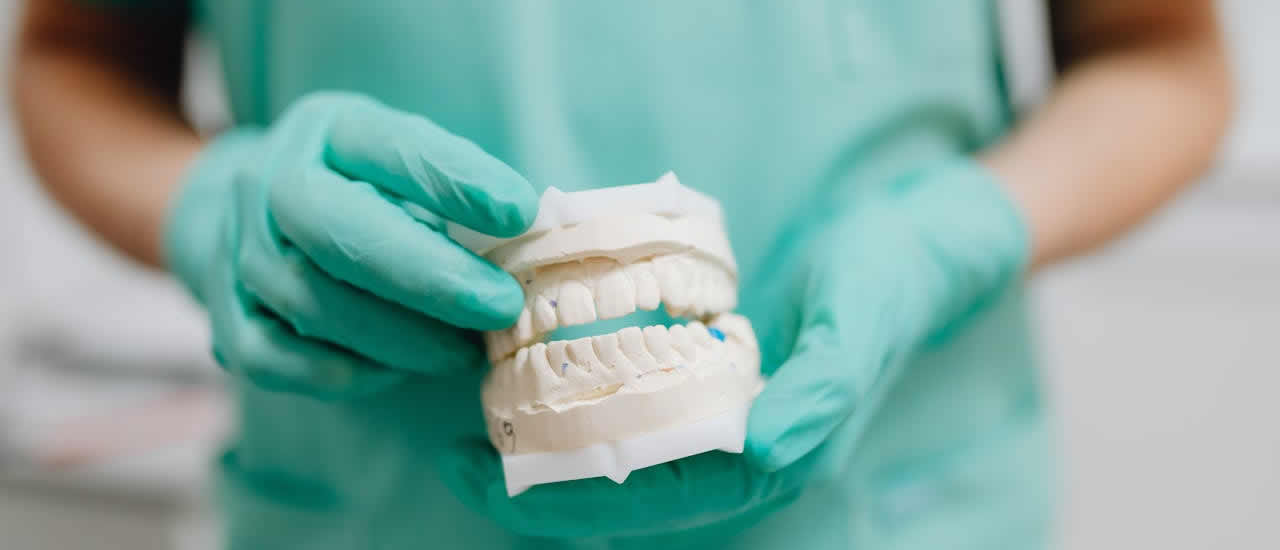 Dental Implants vs Dentures Which Is Better for Missing Teeth